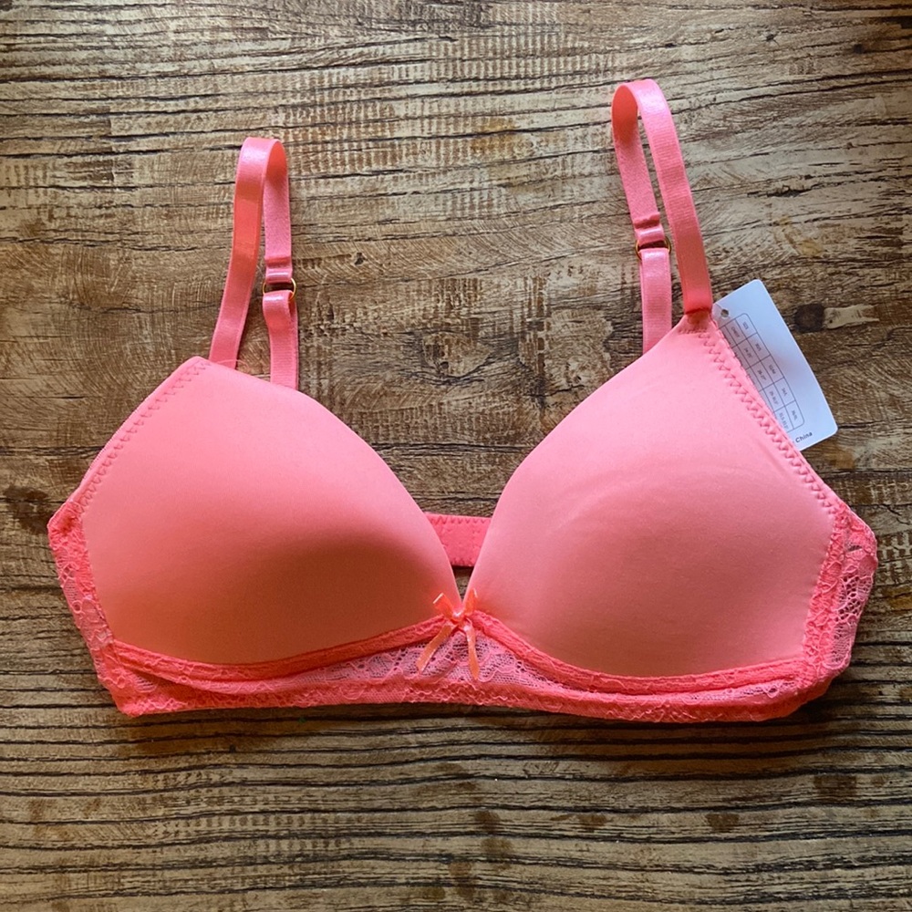 Girls 32 Medium Bra.Adjustable straps. 3 different hooks for closure. Peach/pink